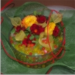 dekoracja ze szklanych kulek i kwiatów